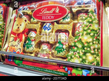 Samara, Russland - 25. Januar 2020: Teddy Lindt Schokolade bereit zum Verkauf in den Regalen im Supermarkt Stockfoto