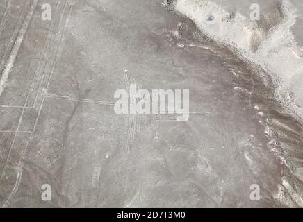 Luftaufnahme der Nazca-Geoglyphe der Kolibri. Nazca, Peru. Stockfoto
