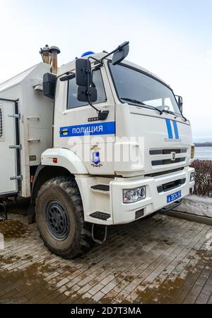 Samara, Russland - 23. Februar 2020: Russische Polizei schweren LKW Kamaz auf der Straße der Stadt Stockfoto