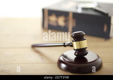 Richter Gavel mit Gesetz Buch. Rechtskonzept Stockfoto