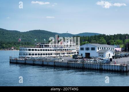 Lake George, New York. Juli 10, 2019. Die historische fähre lac du saint sacrement dockte an einem sonnigen Sommerhimmel in New York am Lake George an. Stockfoto