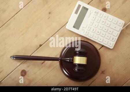 Richter Gavel und Rechner auf dem Tisch.Steuerrecht Konzept Stockfoto