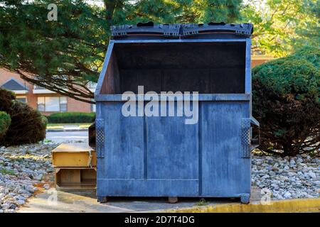 Müllcontainer von Dosen in der Nähe von Wohngebäuden in Ökologie, Umweltverschmutzung. Stockfoto