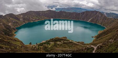 Quilotoa Vulkankrater Lagunenpanorama mit launischem Himmel, Quito Region, Ecuador. Stockfoto