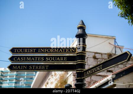 Gibraltar, Großbritannien, 3. oktober 2018:- Touristeninformationsschilder am Casemates Square, Gibraltar. Gibraltar ist eine britische Überseegebiet loca Stockfoto