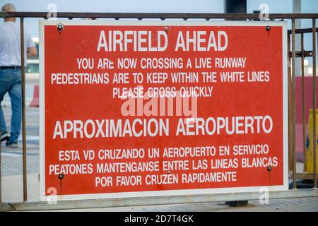 Gibraltar, Großbritannien, 3. Oktober 2018:- EIN Warnschild, als die öffentliche Autobahn die Landebahn bei Gibraltar überquert. Gibraltar ist ein britisches Übersee-Te Stockfoto