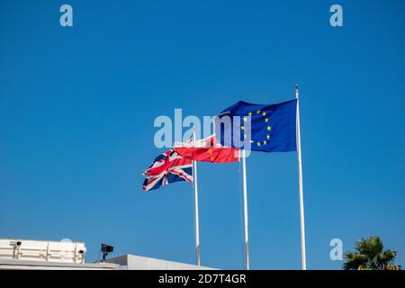 Gibraltar, Großbritannien, 3. Oktober 2018:- die Grenze zwischen Gibraltar und Spanien, von der Seite von Gibraltar aus gesehen. Gibraltar ist ein britisches Übersee-Te Stockfoto