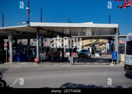 Gibraltar, Großbritannien, 3. Oktober 2018:- die Grenze zwischen Gibraltar und Spanien, von der Seite von Gibraltar aus gesehen. Gibraltar ist ein britisches Übersee-Te Stockfoto