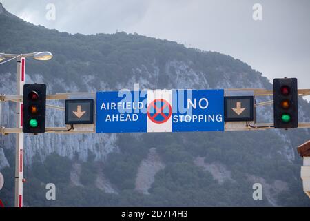 Gibraltar, Großbritannien, 3. Oktober 2018:- EIN Warnschild, als die öffentliche Autobahn die Landebahn bei Gibraltar überquert. Gibraltar ist ein britisches Übersee-Te Stockfoto