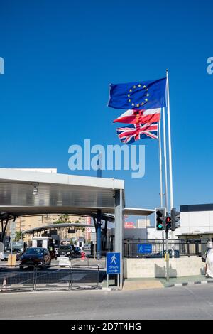 Gibraltar, Großbritannien, 3. Oktober 2018:- die Grenze zwischen Gibraltar und Spanien, von der Seite von Gibraltar aus gesehen. Gibraltar ist ein britisches Übersee-Te Stockfoto