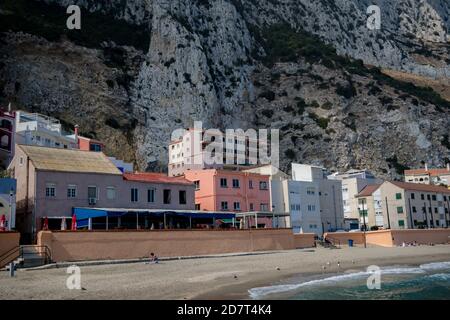 Gibraltar, Großbritannien, 2. Oktober 2018:- farbenfrohe Gebäude an der Strandpromenade in der Catalan Bay, Gibraltar. Gibraltar ist ein britisches Überseegebiet Stockfoto