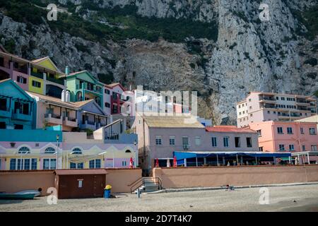 Gibraltar, Großbritannien, 2. Oktober 2018:- farbenfrohe Gebäude an der Strandpromenade in der Catalan Bay, Gibraltar. Gibraltar ist ein britisches Überseegebiet Stockfoto