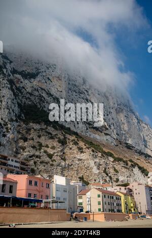 Gibraltar, Großbritannien, 2. Oktober 2018:- farbenfrohe Gebäude an der Strandpromenade in der Catalan Bay, Gibraltar. Gibraltar ist ein britisches Überseegebiet Stockfoto