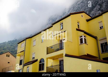 Gibraltar, Großbritannien, 2. Oktober 2018:- farbenfrohe Gebäude an der Strandpromenade in der Catalan Bay, Gibraltar. Gibraltar ist ein britisches Überseegebiet Stockfoto