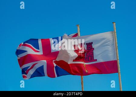 Gibraltar, Vereinigtes Königreich, 3. Oktober 2018:- die Flaggen von Gibraltar und dem Vereinigten Königreich fliegen in Gibraltar.Gibraltar ist ein britisches Überseegebiet befindet Stockfoto