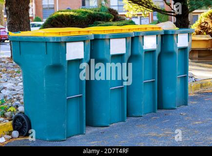 Recycling-Behälter an einem separaten Recycling-Müll zur Mülltrennung in der Nähe des Eingangs zum Haus. Stockfoto