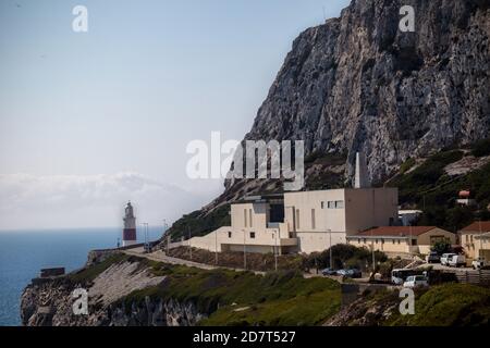 Gibraltar, Großbritannien, 2. Oktober 2018:-Gibraltar Krematorium mit Leuchtturm Europa Point im Hintergrund, Europa Point, Gibraltar. Gibraltar Stockfoto