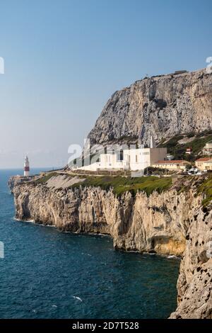 Gibraltar, Großbritannien, 2. Oktober 2018:-Gibraltar Krematorium mit Leuchtturm Europa Point im Hintergrund, Europa Point, Gibraltar. Gibraltar Stockfoto