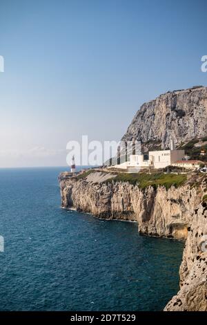 Gibraltar, Großbritannien, 2. Oktober 2018:-Gibraltar Krematorium mit Leuchtturm Europa Point im Hintergrund, Europa Point, Gibraltar. Gibraltar Stockfoto