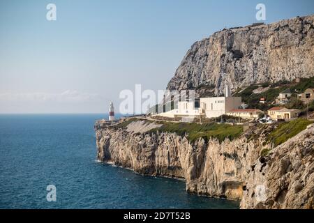 Gibraltar, Großbritannien, 2. Oktober 2018:-Gibraltar Krematorium mit Leuchtturm Europa Point im Hintergrund, Europa Point, Gibraltar. Gibraltar Stockfoto