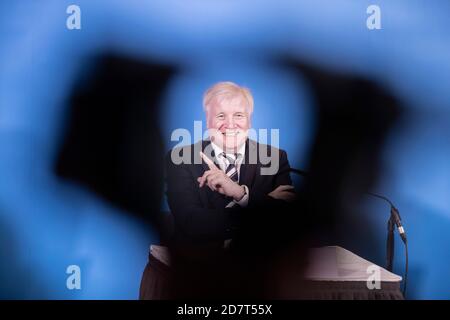 Potsdam, Deutschland. Oktober 2020. Horst Seehofer (CSU), Bundesminister für Inneres, Bau und Heimat, lacht mit erhobenem Zeigefinger bei einer Pressekonferenz zur Bekanntgabe der Tarifverhandlungsvereinbarung für den öffentlichen Dienst von Bund und Kommunen. Quelle: Christoph Soeder/dpa/Alamy Live News Stockfoto