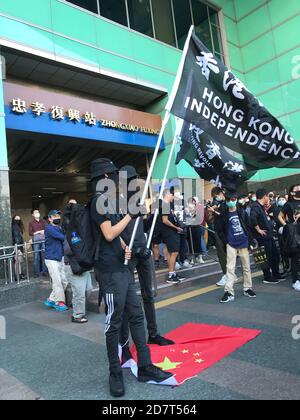 Taipeh, Taiwan. Oktober 2020. Mit Flaggen, die die "Unabhängigkeit Hongkongs" und die "Nation Hongkongs" zeigten, traten einige Demonstranten auf eine Flagge Chinas. Hunderte von Menschen marschierten in Taiwans Hauptstadt, um die Freilassung von 12 regierungsfeindlichen Demonstranten in Hongkong zu fordern, die im August von den chinesischen Behörden des Festlandes verhaftet wurden. Quelle: Yu-Tzu Chiu/dpa/Alamy Live News Stockfoto