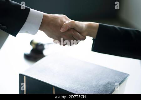 Nahaufnahme der Anwälte schütteln die Hände im Büro Stockfoto