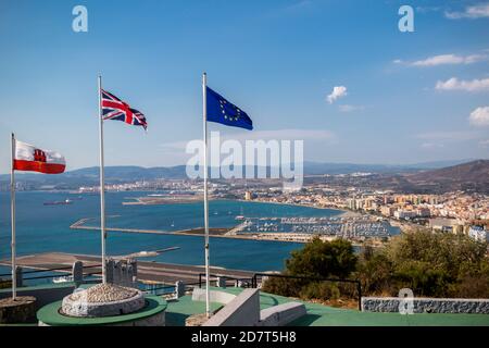 Gibraltar, Vereinigtes Königreich, 1. Oktober 2018:- Blick von der Spitze des Felsens von Gibraltar Blick nach Norden in Spanien, mit den Flaggen von Gibraltar, UK und Stockfoto