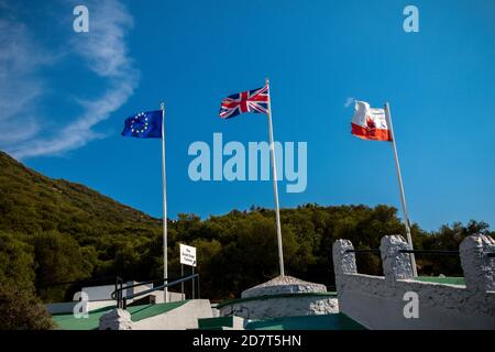 Gibraltar, Vereinigtes Königreich, 1. Oktober 2018:- die Flaggen von Gibraltar, Vereinigtes Königreich und der EU fliegen in Gibraltar. Gibraltar ist ein britisches Übersee-T Stockfoto