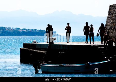 Cefalù, Sizilien, Italien, juli 2020. Tägliche Sommerszene am Strand - kleiner Hafen Stockfoto