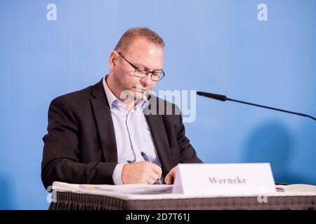 Potsdam, Deutschland. Oktober 2020. Zu Beginn einer Pressekonferenz unterschreibt Frank Werneke, Vorsitzender von Verdi, den Tarifvertrag für den öffentlichen Dienst von Bund und Gemeinden. Quelle: Christoph Soeder/dpa/Alamy Live News Stockfoto