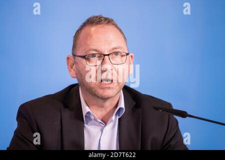 Potsdam, Deutschland. Oktober 2020. Frank Werneke, Vorsitzender von Verdi, spricht auf einer Pressekonferenz, um die Vereinbarung in den Tarifverhandlungen für den öffentlichen Dienst des Bundes und der Gemeinden bekannt zu geben. Quelle: Christoph Soeder/dpa/Alamy Live News Stockfoto