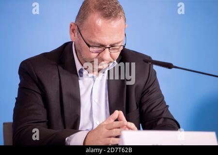 Potsdam, Deutschland. Oktober 2020. Frank Werneke, Vorsitzender von Verdi, nimmt an einer Pressekonferenz Teil, um die Tarifverhandlungsvereinbarung für den öffentlichen Dienst von Bund und Kommunen bekannt zu geben. Quelle: Christoph Soeder/dpa/Alamy Live News Stockfoto