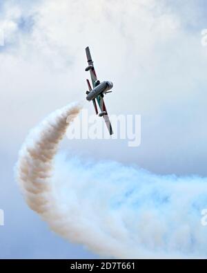 Aermacchi MB-339 der Frecce Tricolori italienischen Luftwaffe Kunstflugvorführung Team, Bank links und hängenden weißen Rauch bei RIAT 2019 Stockfoto