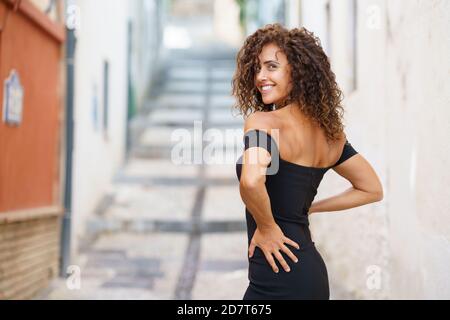 Schöne Brünette mittleren Alters Frau trägt Kleid im Freien Stockfoto