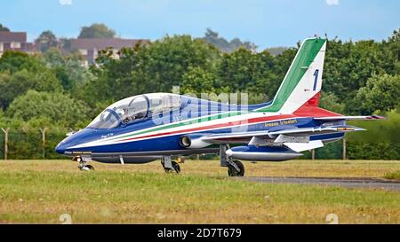 Aermacchi MB-339 des Kunstflugteams der Frecce Tricolori Italian Air Force, rollt nach der Landung bei RIAT 2019 Stockfoto