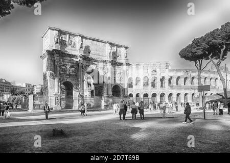 ROM - MÄRZ 31: Konstantinsbogen und Kolosseum beim Forum Romanum in Rom, Italien, 31. März 2019 Stockfoto