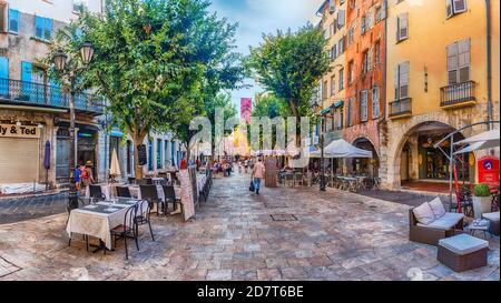 GRASSE, FRANKREICH - AUGUST 17: Blick auf den Place aux Aires, zentraler Platz in Grasse, Cote d'Azur, Frankreich, wie am 17. August 2019 zu sehen. Die Stadt ist univer Stockfoto