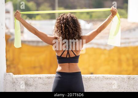 Frau mittleren Alters mit Fitness-Körper trainieren auf der Terrasse Ihres Hauses Stockfoto