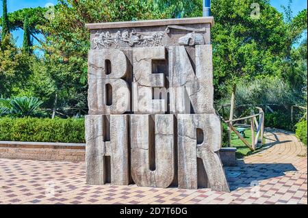 ROM - SEPTEMBER 12: Schild für den Film 'Ben Hur' im Cinecitta World Amusement Park, in der Nähe von Rom, Italien, 12. September 2019. Der Park offiziell Ope Stockfoto