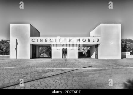 ROM - SEPTEMBER 12: Haupteingang des Cinecitta World Vergnügungsparks, in der Nähe von Rom, Italien, 12. September 2019. Der Park wurde am 24. Juli 2014 offiziell eröffnet Stockfoto