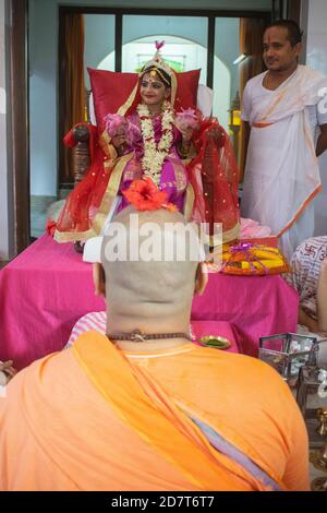 Kumari Puja oder Tochter Anbetung wird am neunten Tag (Navami) von Durga Puja durchgeführt. Es ist Ritual, in dem kleines Mädchen als Inkarnation von Shakti (Göttin Durga) verehrt wird. Es ist eine der besonderen Attraktionen von Durga Puja und sie feiern diesen Glauben als feierliche Verehrung junger Mädchen als Göttliche Mutter. Die in Safran gekleideten Mönche führen dieses Ritual durch, bei dem das Mädchen im ganga-Wasser gebadet und mit rotem und gelbem Saree gekleidet und mit Schmuck geschmückt wird. (Foto von Ribhu Chatterjee/Pacific Press) Stockfoto