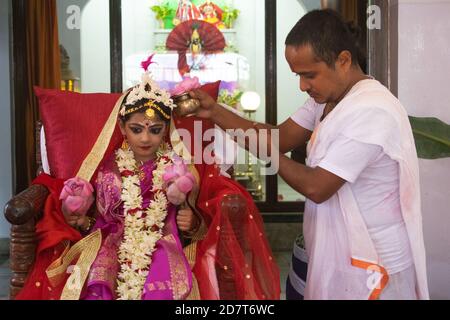 Kumari Puja oder Tochter Anbetung wird am neunten Tag (Navami) von Durga Puja durchgeführt. Es ist Ritual, in dem kleines Mädchen als Inkarnation von Shakti (Göttin Durga) verehrt wird. Es ist eine der besonderen Attraktionen von Durga Puja und sie feiern diesen Glauben als feierliche Verehrung junger Mädchen als Göttliche Mutter. Die in Safran gekleideten Mönche führen dieses Ritual durch, bei dem das Mädchen im ganga-Wasser gebadet und mit rotem und gelbem Saree gekleidet und mit Schmuck geschmückt wird. (Foto von Ribhu Chatterjee/Pacific Press) Stockfoto