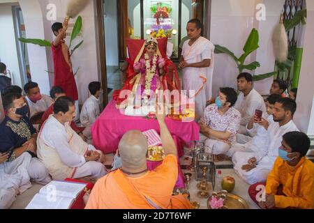 Kumari Puja oder Tochter Anbetung wird am neunten Tag (Navami) von Durga Puja durchgeführt. Es ist Ritual, in dem kleines Mädchen als Inkarnation von Shakti (Göttin Durga) verehrt wird. Es ist eine der besonderen Attraktionen von Durga Puja und sie feiern diesen Glauben als feierliche Verehrung junger Mädchen als Göttliche Mutter. Die in Safran gekleideten Mönche führen dieses Ritual durch, bei dem das Mädchen im ganga-Wasser gebadet und mit rotem und gelbem Saree gekleidet und mit Schmuck geschmückt wird. (Foto von Ribhu Chatterjee/Pacific Press) Stockfoto