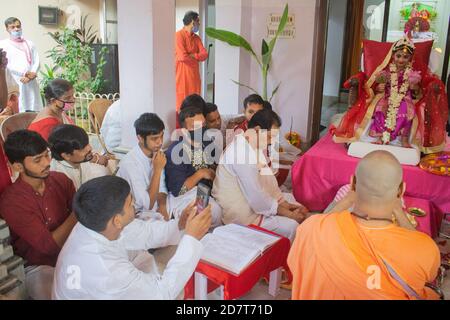 Kalyani, Indien. Okt. 2020. Kumari Puja oder Tochter Anbetung wird am neunten Tag (Navami) von Durga Puja durchgeführt. Es ist Ritual, in dem kleines Mädchen als Inkarnation von Shakti (Göttin Durga) verehrt wird. Es ist eine der besonderen Attraktionen von Durga Puja und sie feiern diesen Glauben als feierliche Verehrung junger Mädchen als Göttliche Mutter. Die in Safran gekleideten Mönche führen dieses Ritual durch, bei dem das Mädchen im ganga-Wasser gebadet und mit rotem und gelbem Saree gekleidet und mit Schmuck geschmückt wird. (Foto: Ribhu Chatterjee/Pacific Press) Quelle: Pacific Press Media Production Corp./Alamy Live News Stockfoto