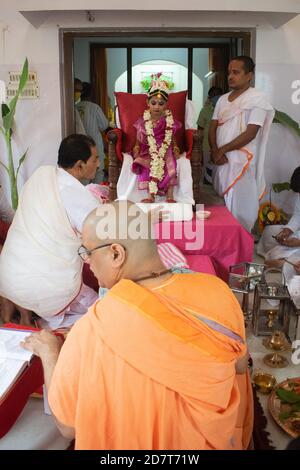 Kalyani, Indien. Okt. 2020. Kumari Puja oder Tochter Anbetung wird am neunten Tag (Navami) von Durga Puja durchgeführt. Es ist Ritual, in dem kleines Mädchen als Inkarnation von Shakti (Göttin Durga) verehrt wird. Es ist eine der besonderen Attraktionen von Durga Puja und sie feiern diesen Glauben als feierliche Verehrung junger Mädchen als Göttliche Mutter. Die in Safran gekleideten Mönche führen dieses Ritual durch, bei dem das Mädchen im ganga-Wasser gebadet und mit rotem und gelbem Saree gekleidet und mit Schmuck geschmückt wird. (Foto: Ribhu Chatterjee/Pacific Press) Quelle: Pacific Press Media Production Corp./Alamy Live News Stockfoto