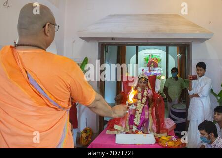 Kalyani, Indien. Okt. 2020. Kumari Puja oder Tochter Anbetung wird am neunten Tag (Navami) von Durga Puja durchgeführt. Es ist Ritual, in dem kleines Mädchen als Inkarnation von Shakti (Göttin Durga) verehrt wird. Es ist eine der besonderen Attraktionen von Durga Puja und sie feiern diesen Glauben als feierliche Verehrung junger Mädchen als Göttliche Mutter. Die in Safran gekleideten Mönche führen dieses Ritual durch, bei dem das Mädchen im ganga-Wasser gebadet und mit rotem und gelbem Saree gekleidet und mit Schmuck geschmückt wird. (Foto: Ribhu Chatterjee/Pacific Press) Quelle: Pacific Press Media Production Corp./Alamy Live News Stockfoto