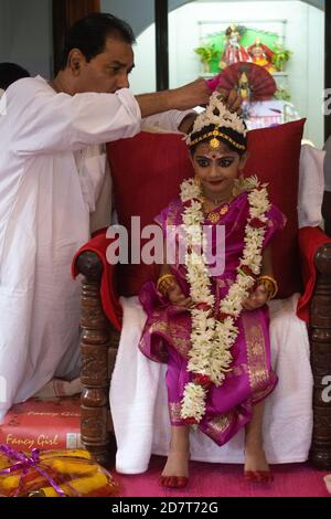 Kalyani, Indien. Okt. 2020. Kumari Puja oder Tochter Anbetung wird am neunten Tag (Navami) von Durga Puja durchgeführt. Es ist Ritual, in dem kleines Mädchen als Inkarnation von Shakti (Göttin Durga) verehrt wird. Es ist eine der besonderen Attraktionen von Durga Puja und sie feiern diesen Glauben als feierliche Verehrung junger Mädchen als Göttliche Mutter. Die in Safran gekleideten Mönche führen dieses Ritual durch, bei dem das Mädchen im ganga-Wasser gebadet und mit rotem und gelbem Saree gekleidet und mit Schmuck geschmückt wird. (Foto: Ribhu Chatterjee/Pacific Press) Quelle: Pacific Press Media Production Corp./Alamy Live News Stockfoto