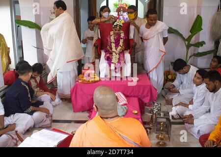 Kalyani, Indien. Okt. 2020. Kumari Puja oder Tochter Anbetung wird am neunten Tag (Navami) von Durga Puja durchgeführt. Es ist Ritual, in dem kleines Mädchen als Inkarnation von Shakti (Göttin Durga) verehrt wird. Es ist eine der besonderen Attraktionen von Durga Puja und sie feiern diesen Glauben als feierliche Verehrung junger Mädchen als Göttliche Mutter. Die in Safran gekleideten Mönche führen dieses Ritual durch, bei dem das Mädchen im ganga-Wasser gebadet und mit rotem und gelbem Saree gekleidet und mit Schmuck geschmückt wird. (Foto: Ribhu Chatterjee/Pacific Press) Quelle: Pacific Press Media Production Corp./Alamy Live News Stockfoto