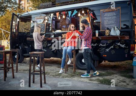 Gruppe von Menschen bei der Eröffnung mobile Fast-Food-Restaurant auf Räder Stockfoto